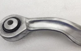 Рычаг задний правый нижний для Volkswagen Touareg 2020 года на фотографиях