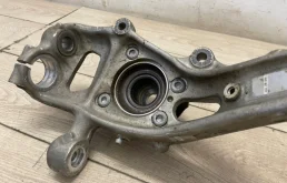 Кулак поворотный левый для Audi Q7 2018 года на фотографиях