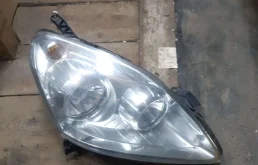 Фара правая для Opel Zafira 2005 года на фотографиях