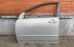Дверь передняя левая для Toyota Corolla 2001 года на фотографиях
