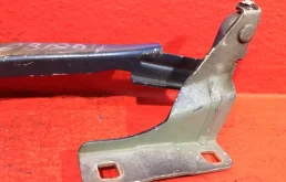 Петля капота левая для Nissan Note 2012 года на фотографиях