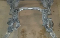 Подрамник двигателя для BMW 5er 2011 года на фотографиях