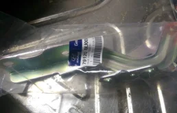 Петля капота левая для Hyundai Solaris 2021 года на фотографиях