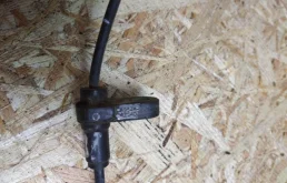 Датчик ABS задний левый для Toyota RAV4 на фотографиях