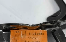 Петля капота левая для Toyota Corolla 2009 года на фотографиях