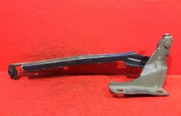 Петля капота левая для Nissan Note 2012 года на фотографиях