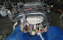 Двигатель без навесного для Ford Kuga 2015 года на фотографиях