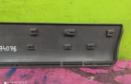 Молдинг двери задний левый для Audi Q7 2010 года на фотографиях