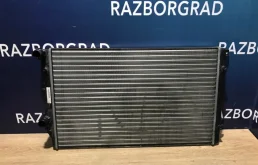 Радиатор охлаждения ДВС для Volkswagen Golf 2011 года на фотографиях