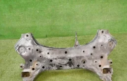 Подрамник двигателя для Hyundai Solaris 2021 года на фотографиях