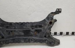 Подрамник двигателя для Mitsubishi Outlander 2016 года на фотографиях