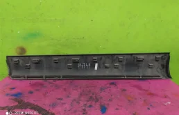 Молдинг двери передний правый для Audi Q7 2009 года на фотографиях