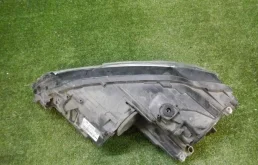 Фара правая для Volkswagen Jetta 2012 года на фотографиях