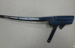 Поводок лобового стеклоочистителя правый для Audi Q7 2007 года на фотографиях