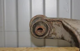 Рычаг передний правый нижний для Mitsubishi Pajero 2007 года на фотографиях