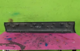 Молдинг двери передний правый для Audi Q7 2009 года на фотографиях