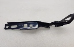 Петля капота правая для Audi Q7 2010 года на фотографиях