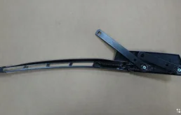 Поводок лобового стеклоочистителя правый для Audi Q7 2007 года на фотографиях