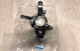 Кулак поворотный правый для Mitsubishi Pajero 2009 года на фотографиях