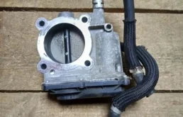 Дроссельная заслонка для Toyota RAV4 2015 года на фотографиях