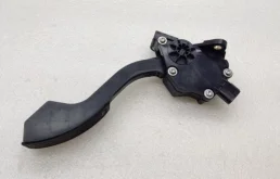 Электронная педаль газа для Toyota RAV4 на фотографиях