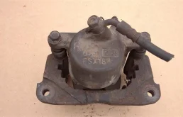 Суппорт передний правый для Toyota RAV4 2001 года на фотографиях