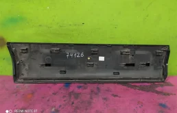 Молдинг двери задний левый для Audi Q7 2010 года на фотографиях