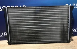 Радиатор охлаждения ДВС для Volkswagen Golf 2011 года на фотографиях