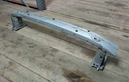 Усилитель переднего бампера для Toyota Corolla 2007 года на фотографиях