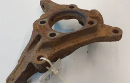 Кулак поворотный левый для Subaru Legacy 2009 года на фотографиях