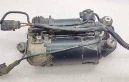 Компрессор пневмоподвески задний для Audi Q7 2008 года на фотографиях