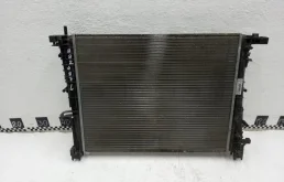 Радиатор охлаждения ДВС для Renault Sandero 2008 года на фотографиях