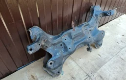 Подрамник двигателя для Hyundai Solaris 2011 года на фотографиях