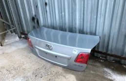 Крышка багажника для Toyota Avensis на фотографиях