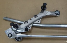 Трапеция стеклоочистителей для Audi Q7 на фотографиях