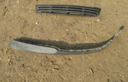 Решетка переднего бампера правая нижняя для Opel Astra 2011 года на фотографиях