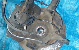 Кулак поворотный правый для Nissan Tiida на фотографиях