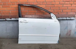 Дверь передняя правая для Toyota Corolla 2001 года на фотографиях