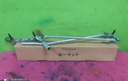 Трапеция стеклоочистителей для Audi Q7 2009 года на фотографиях