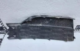 Решетка переднего бампера правая нижняя для Skoda Rapid 2020 года на фотографиях