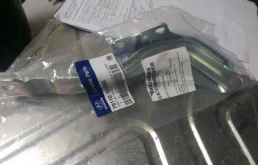 Петля капота левая для Hyundai Solaris 2021 года на фотографиях