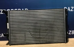Радиатор охлаждения ДВС для Volkswagen Golf 2011 года на фотографиях