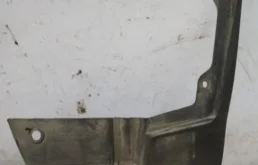 Брызговик передний правый (638400560R) для Renault Logan 2014-2018 (L8)