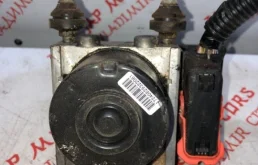 Блок ABS для Suzuki Grand Vitara 2003 года на фотографиях