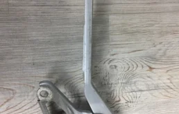 Петля капота правая для Audi Q7 2010 года на фотографиях