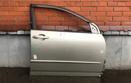 Дверь передняя правая для Toyota Corolla 2003 года на фотографиях