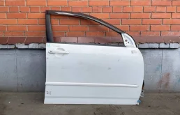 Дверь передняя правая для Toyota Corolla 2001 года на фотографиях