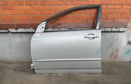 Дверь передняя левая для Toyota Corolla 2004 года на фотографиях