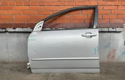 Дверь передняя левая для Toyota Corolla 2004 года на фотографиях