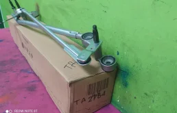 Трапеция стеклоочистителей для Audi Q7 2009 года на фотографиях